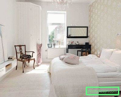 cool-skandinavisk sovrum-inredning-med-vit-tyg-bedsheet-and-vackra-ljuskrona-även moderna-wallpaper-added-black-laminerat trä fåfänga
