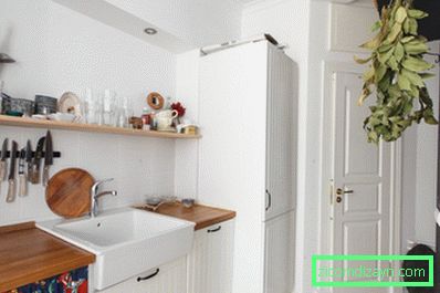Geyser i kökets inre med vita väggar
