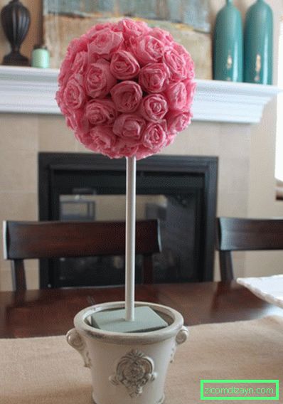 Topiary med en krona av papper rosor