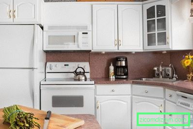 Var att lägga ett kylskåp i ett litet kök: 80 bilder av exempel, de bästa boendealternativen