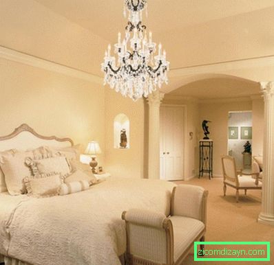enkel kristallkrona-for-sovrum-design-med-beige-paint-vägg inklusive-vit-täcke-cover-även bruna mattan-täckande golv