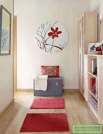 liten-hall-design-med-vägg-konst-och-röd-accenter-785x1024